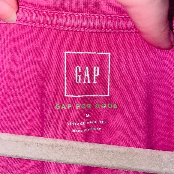 Pink v-neck Gap t-shirt medium - Picture 2 of 4